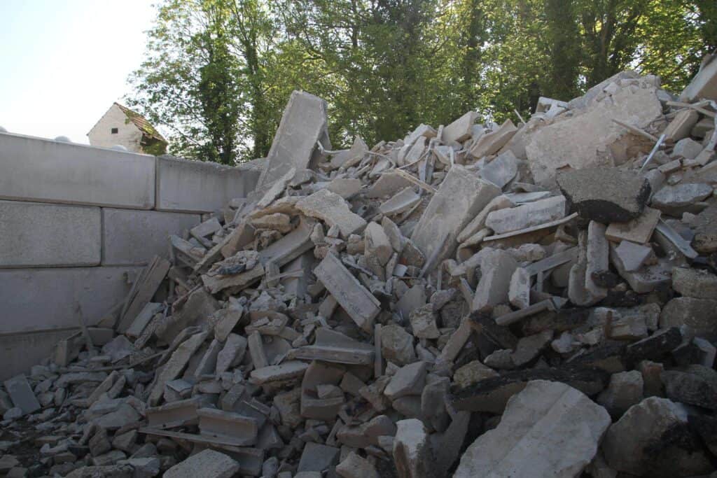Haufen aus Betonschutt und Schutt, bereit zum Recycling.