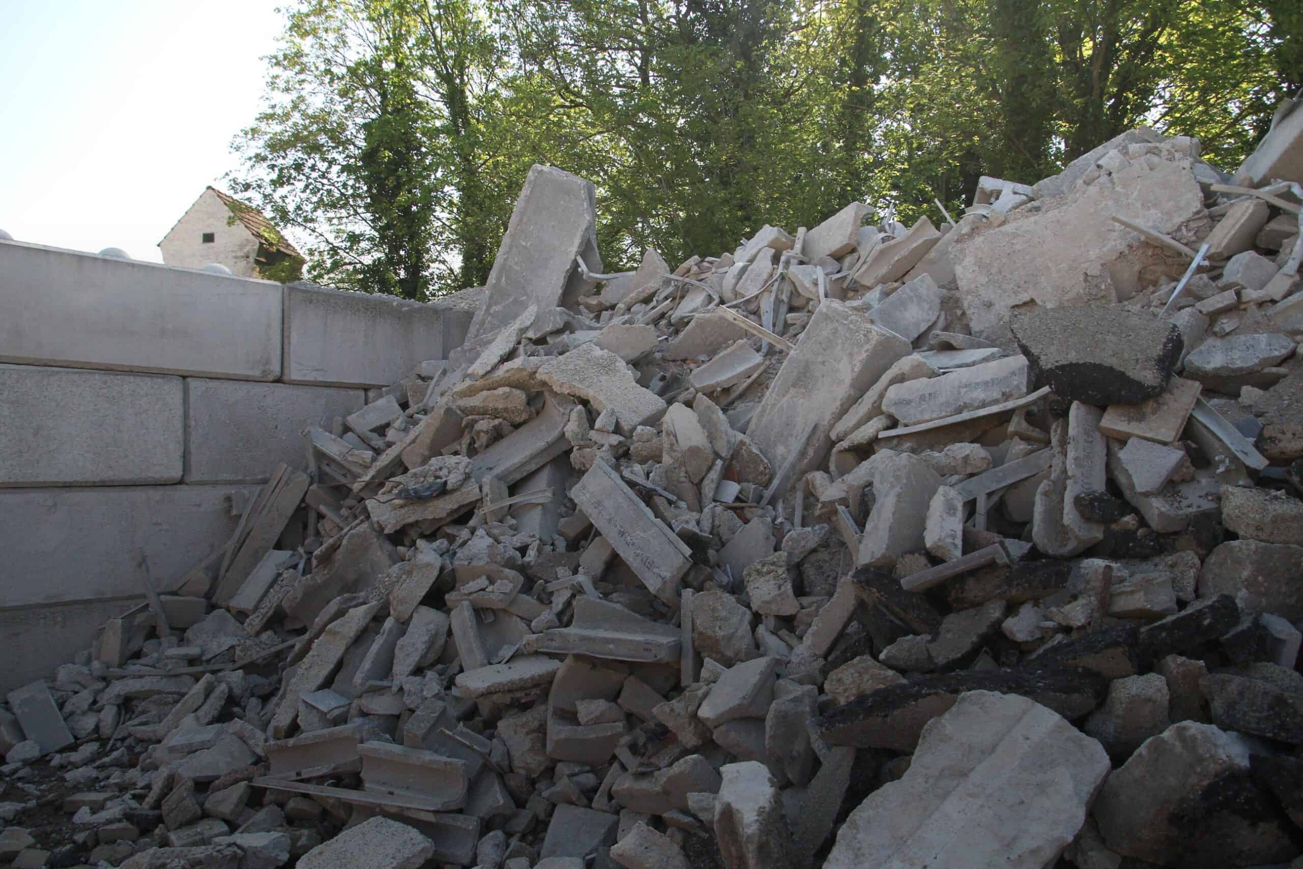 Haufen aus Betonschutt und Schutt, bereit zum Recycling.