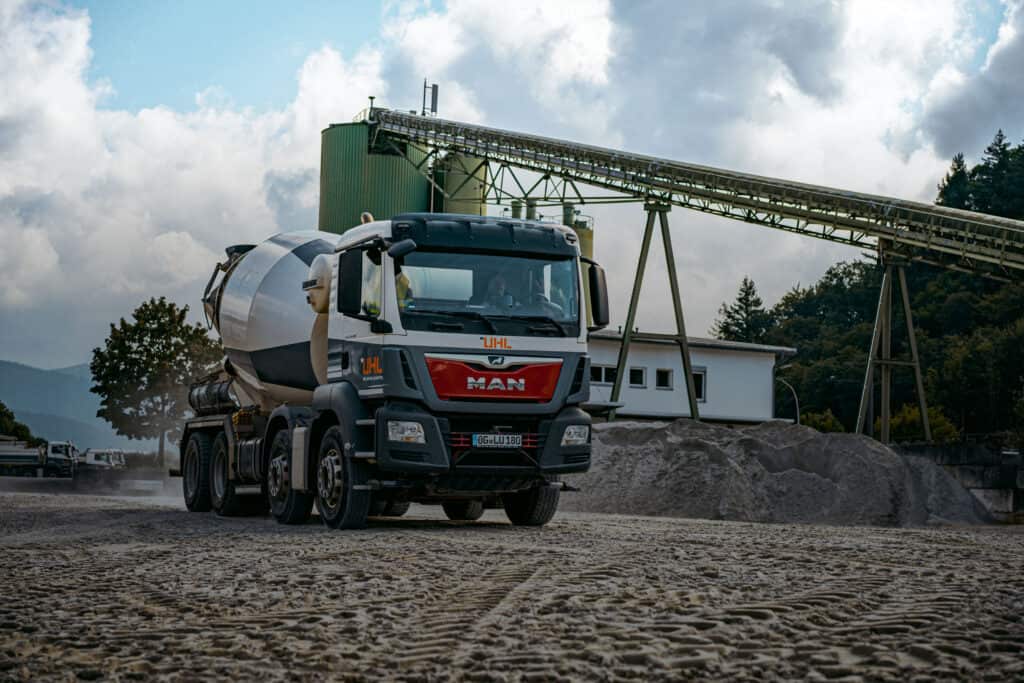 MAN-Betonmischer-LKW in einem Betonwerk. Betonlieferung.