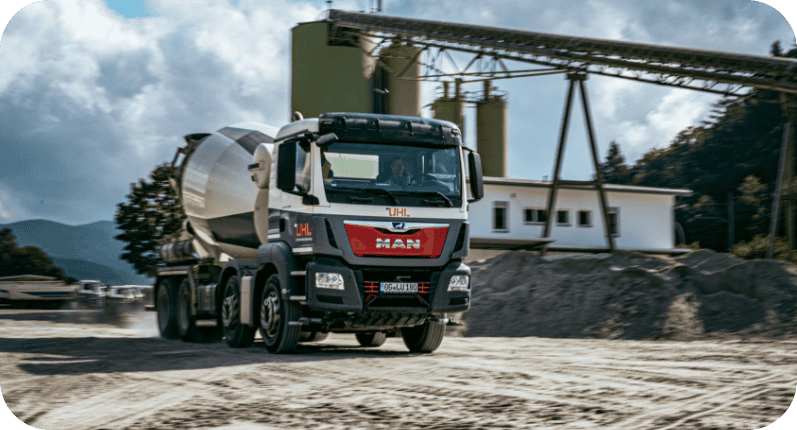 MAN-Betonmischer auf einer Baustelle. UHL-Logo sichtbar.