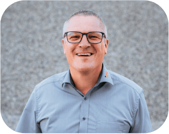 Lächelnder Mann im grauen Hemd, Brille