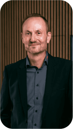 Porträt eines Mannes im Anzug, ideal für einen Karriere-Blogbeitrag.