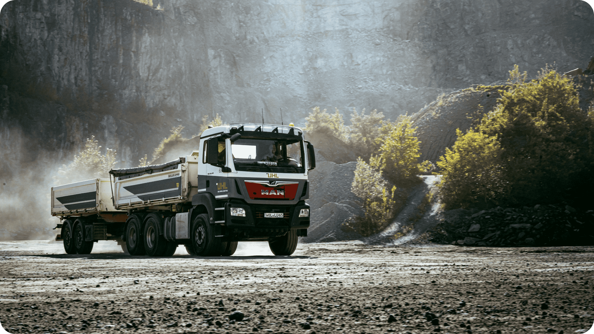 MAN-LKW transportiert Splitt und Schotter in einem Steinbruch.