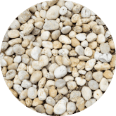 Nahaufnahme von glatten, cremeweißen und beigen Kieselsteinen.