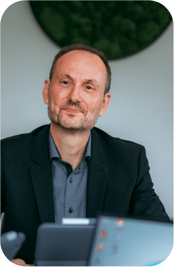 Porträt eines Mannes im Business-Anzug