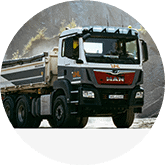 MAN TGX Kipper-LKW beim Transport von Kies