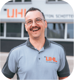 Glücklicher Mitarbeiter der LJH Isolation GmbH im Poloshirt des Unternehmens