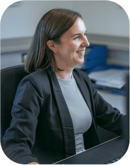 Lächelnde Geschäftsfrau an ihrem Schreibtisch